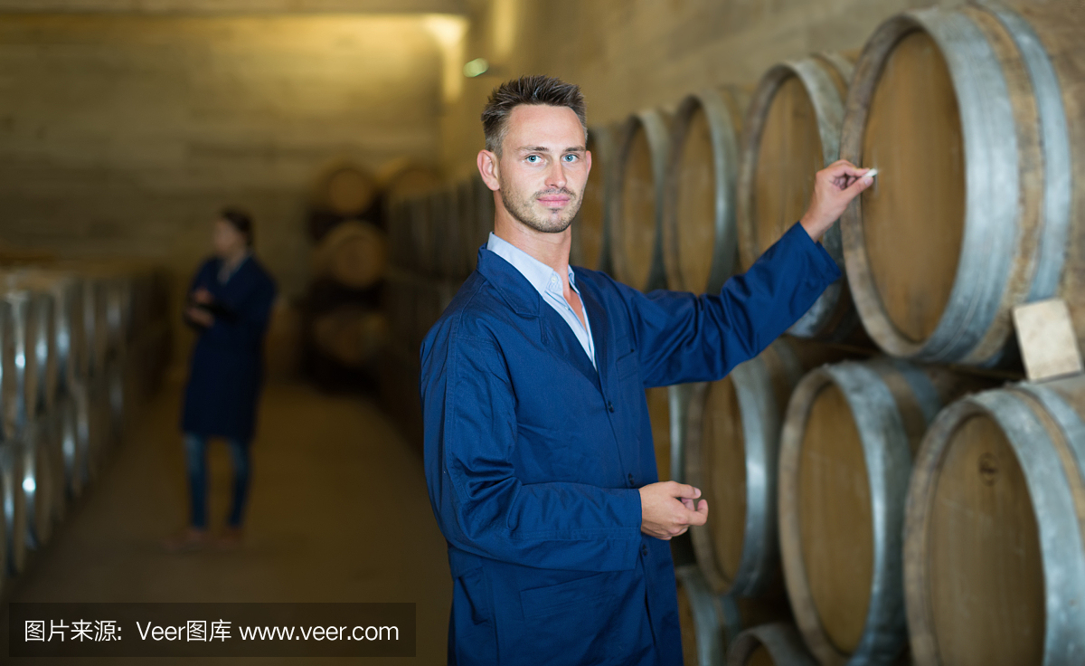 穿著制服的人站在木頭上寫標簽